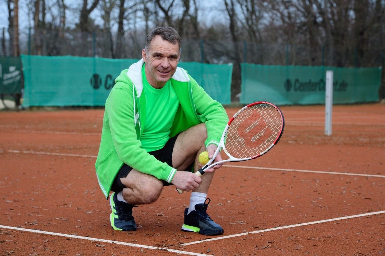 Bernd Bösel, der gelernte Boxer, spielt seit fünf Jahren auch Tennis: inzwischen für die Ü-40-Vertretung des Naumburger TC.