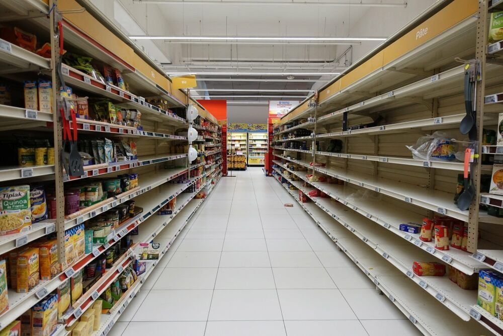 Lieferprobleme wegen winterlicher Straßenverhältnisse und unzureichend geräumter Zufahrten haben in einigen Märkten zu leeren Regalen geführt.