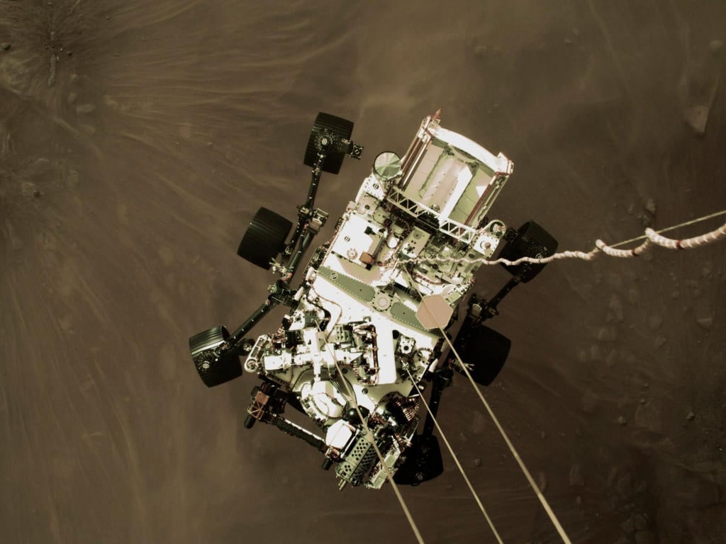 Rover „Perseverance“ bei seinem Landeanflug auf den Mars.