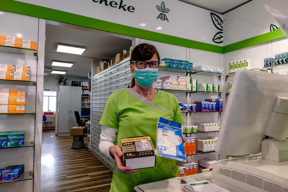 Apothekerin Silke Borchart, Inhaberin der Akazien-Apotheke in Piesteritz, zeigt die Vorratspackungen an FFP2-Masken.