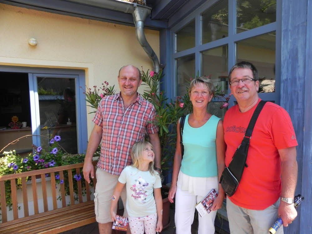 Thomas Tischner begrüßt mit Tochter Pauline die Gäste aus Frankreich. Er hatte Nicole und Raymond Gerlitzer zu sich eingeladen.
