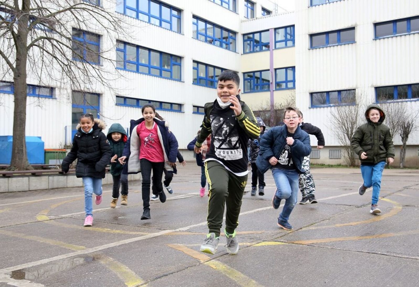 Die Kinder der Grundschule Regenbogen in Bernburg sammeln beim „Frühsport“ fleißig Kilometer für die Lockdown-Lauf-Challenge.