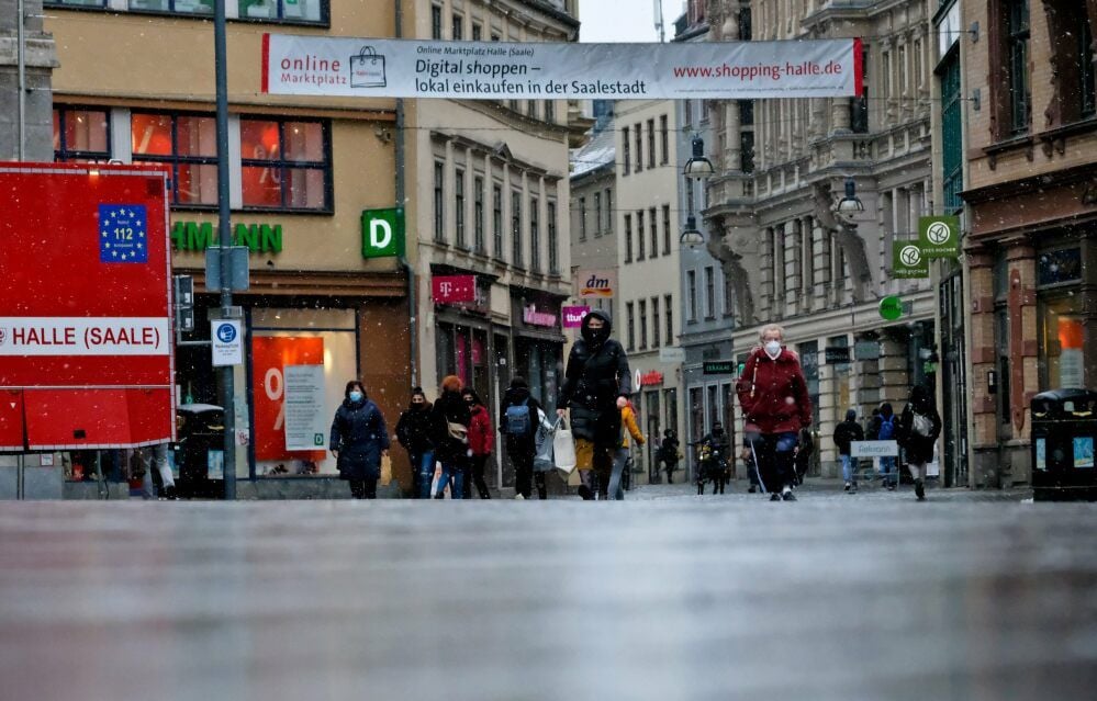 An dieser Stelle (im Foto links) eingangs der Leipziger Straße - dem Originalstandort - sollte im Oktober der Nachbau des Barockportals aufgestellt und eingeweiht werden. Nun steht die Bürgerinitiative „Historische Rathausseite“ vor einem Problem: Eine Trinkwasserleitung muss dafür verlegt werden.