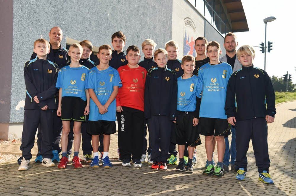 Die D-1-Jugend des HC Burgenland hat von Martin Jahn (2.v.r./Deutsche Vermögensberatung) eine neue Spielkleidung sowie Trainingsanzüge spendiert bekommen.