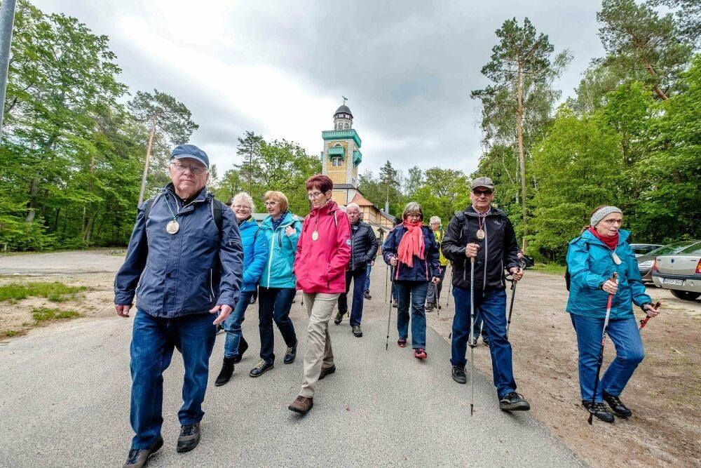 Gewandert wird um die „Schöne Aussicht“ herum noch immer gern und oft - wie hier 2019 am Tag des Wanderns.