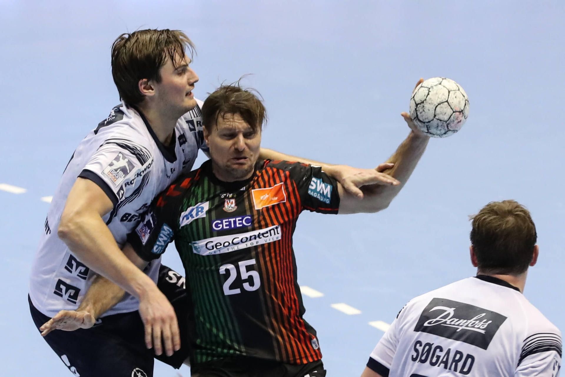 Flensburgs Magnus Röd hat Magdeburgs Marko Bezjak im Griff.