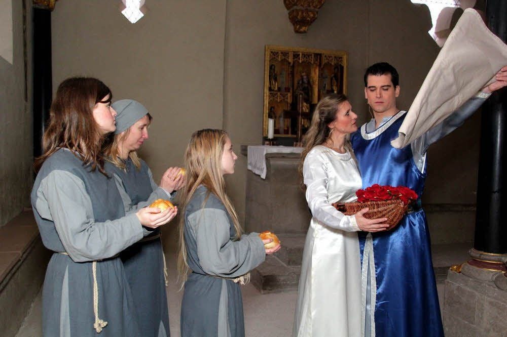 Am authentischen Ort Doppelkapelle der Neuenburg gestalten Barbara Döring (Elisabeth) und Stefan Laube (Ludwig) das Rosenwunder.