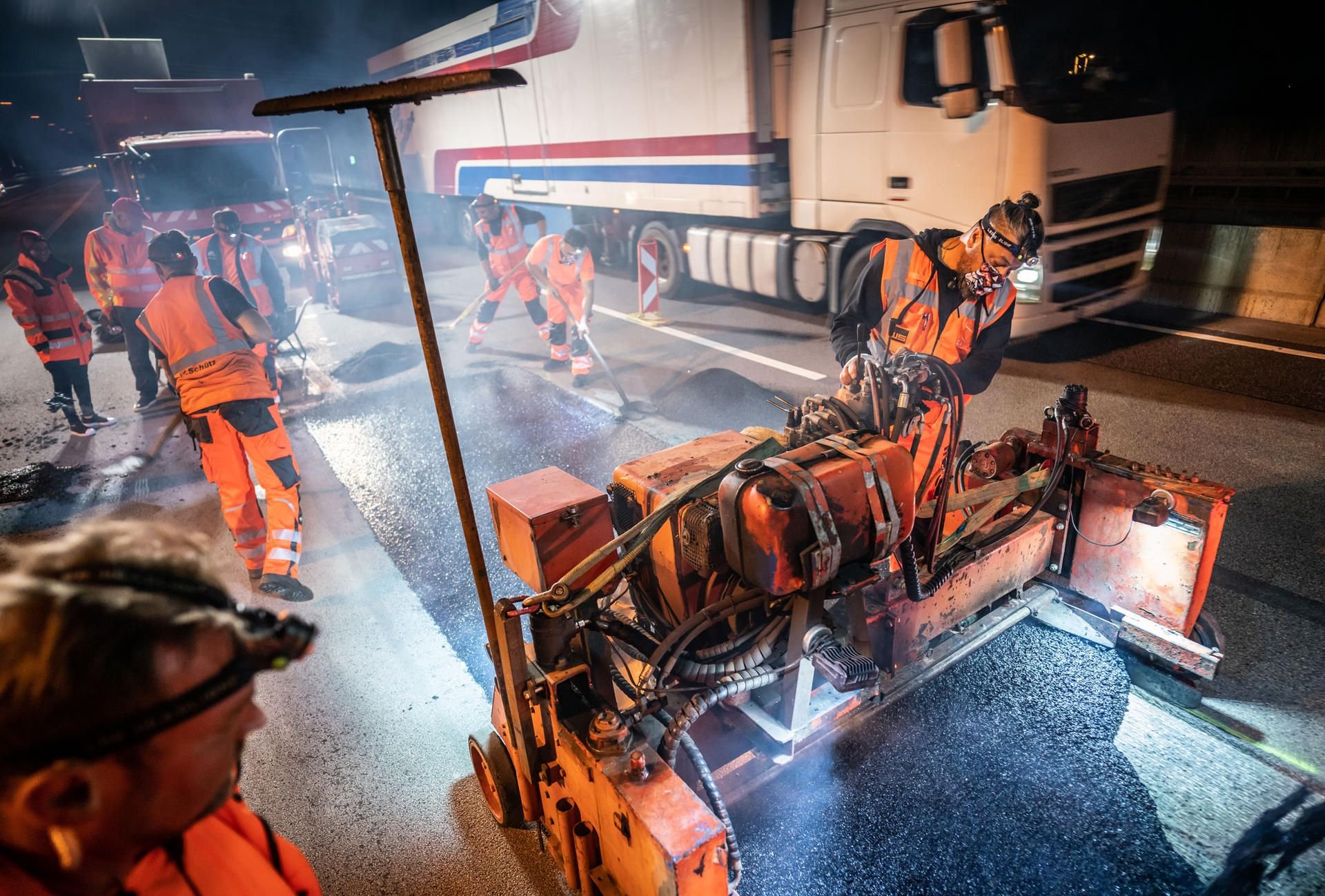 Nachtschicht auf einer Autobahnbaustelle. (Symbolfoto)