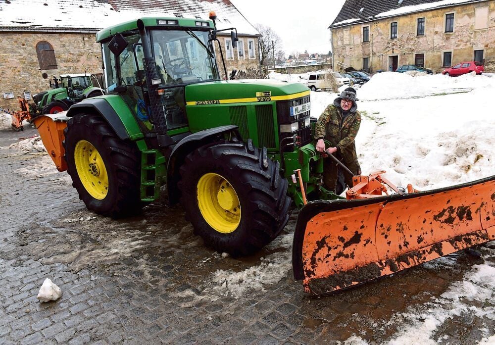 Landwirt Falk Fuhrmann ist in Polleben im Winterdienst-Einsatz gewesen. Ein Traktor bleibt noch in Bereitschaft.