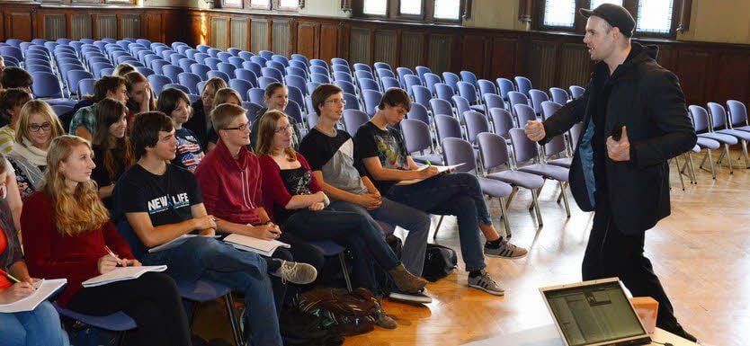 Wie wandlungsfähig und vieldeutig die deutsche Sprache schon durch kleine Silbenvariationen sein kann, verdeutlichte Bastian „Bas“ Böttcher im Anschluss an seine Show in Schulpforte in einem Poetry-Slam-Seminar.
