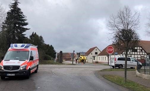 Ein Rettungswagen steht am Montag nach einem Unfall in Schönhausen (Landkreis Stendal).