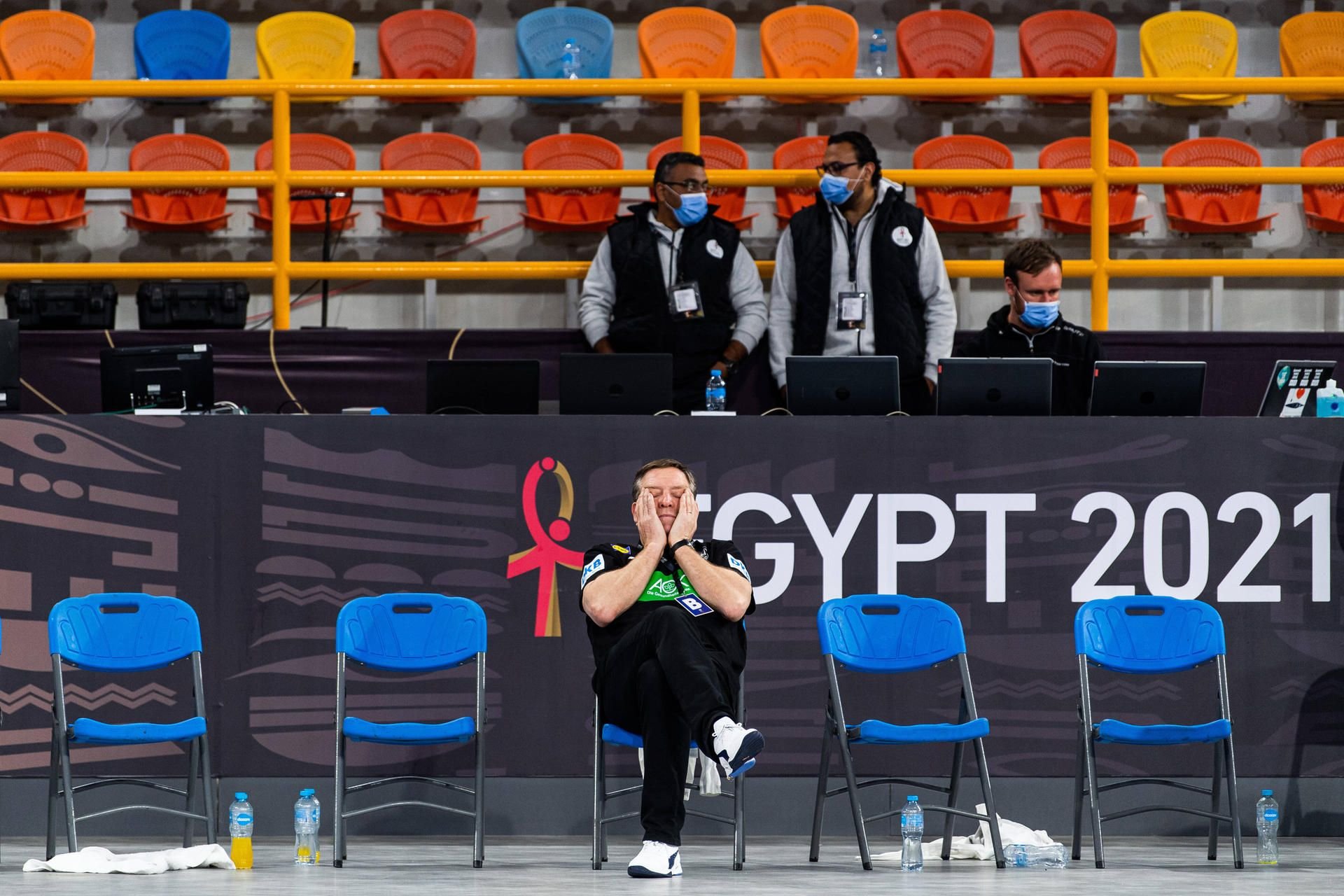 Enttäuschung pur bei Handball-Bundestrainer Alfred Gislason nach der WM-Niederlage gegen Spanien.