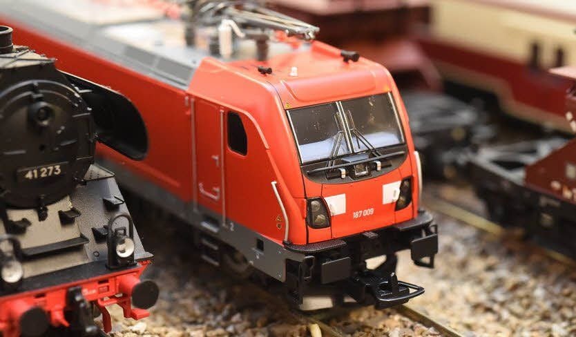 Ist erst vor wenigen Tagen bei Michael Schulze eingetroffen: Das Modell der neuesten Lok, der E 187, die elektrisch oder auch mit Dieselmotor fahren kann.