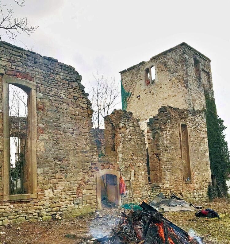 Da haben auch die Nachbarn aus dem Dorf gestaunt und Respekt gezollt: Binnen dreier Tage beräumten die Aktivisten des Vereins die Kirche, den romanischen Turm und das umliegende Gelände.
