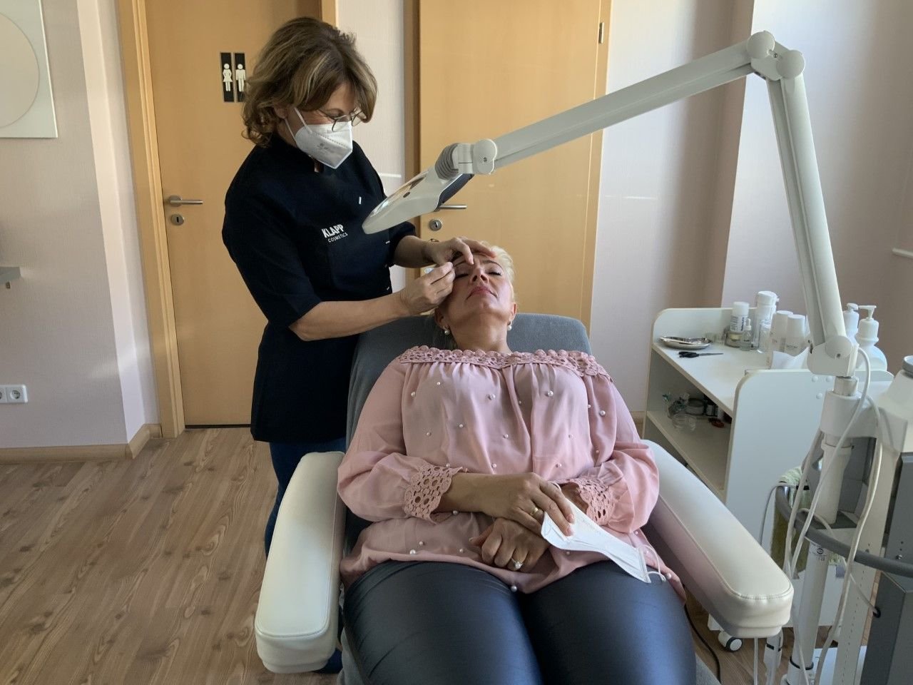 Kosmetikerin Heike Letz in Elster ist froh, in ihrem Studio „Zeitlos schön“ wieder Kunden bedienen zu dürfen, hier Mandy Maatz.