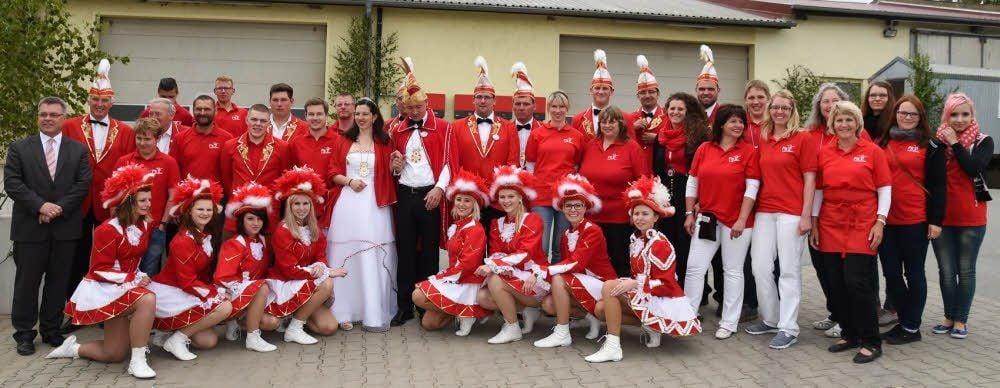 Rot und Weiß - und eine tolle Truppe: Der Prießnitzer Karnevalsverein feiert sein 60-jähriges Bestehen.