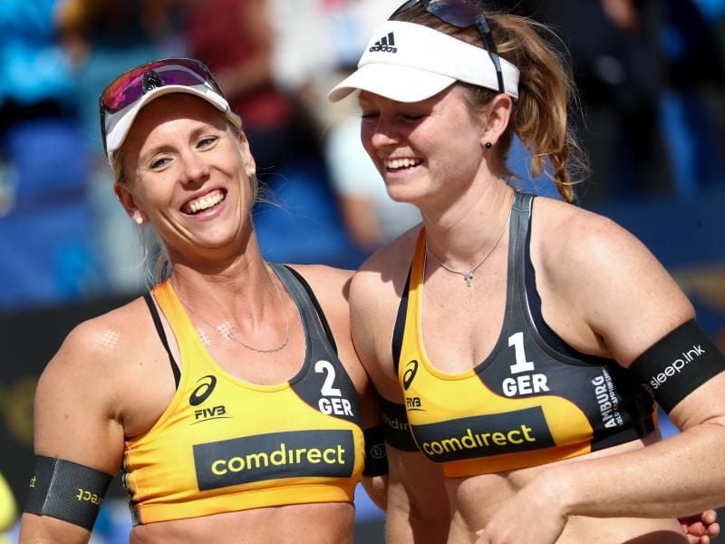 Karla Borger (l) und Julia Sude wollen sich den Kleidervorschriften beim Turnier in Katar nicht beugen.