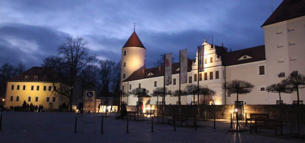 Blick zum Schloss Freudenstein, wo sich heute unter anderem die Ausstellung „terra mineralia“ befindet.
