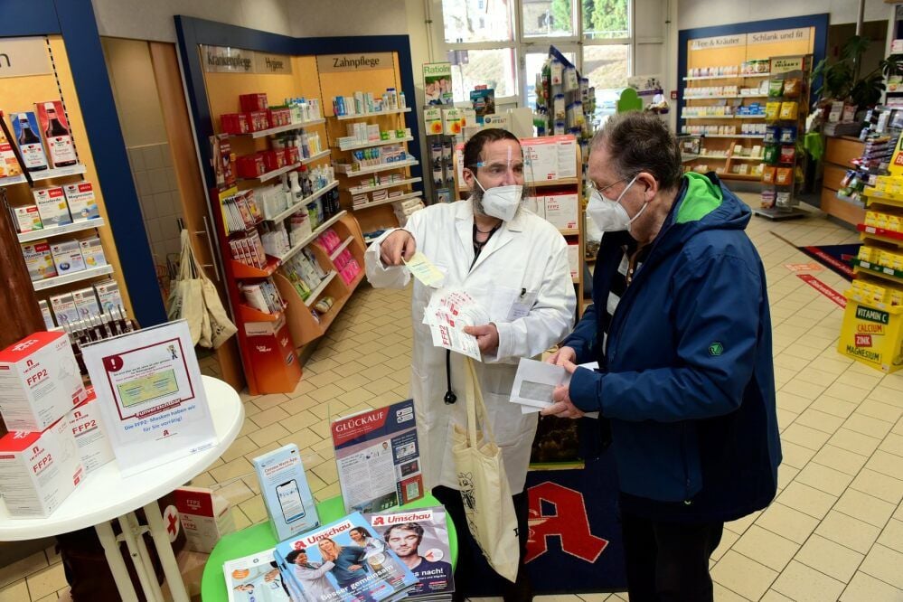 Mit Maske und Visier war Arzt Franz Fritz Paul alias Jost Naumann in der Eisleber Helpide-Apotheke m Einsatz. Einen flotten Spruch hatte der Entertainer für jeden Kunden parat, um die allgemein angespannte Situation aufzulockern, wie er sagte.