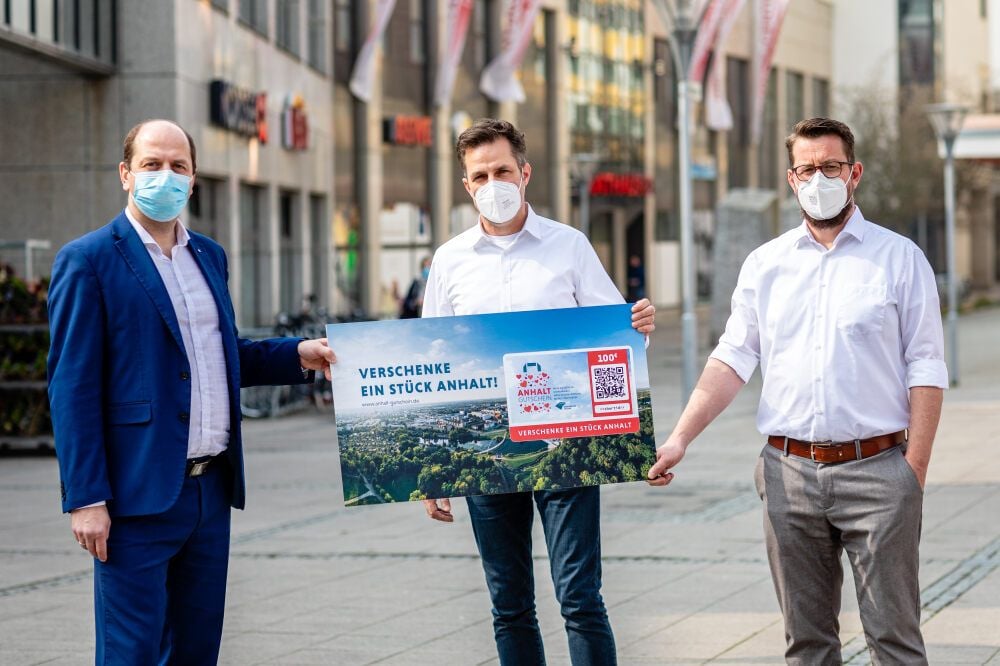 Stadtwerke-Chef Dino Höll, City-Net-Vorstand Martin Grünthal und Thomas Stittrich vom Café Lillys (v.l.) stellten den Anhalt-Gutschein vor. Er wird in das neue Portal des City-Net-Verbandes integriert. Dazu schlossen Verband und Stadtwerke einen Kooperationsvertrag.