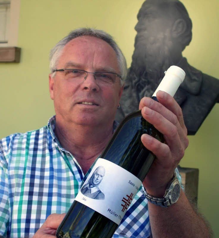 Weinausschank beim Turnvater: Andrea Lückel bewirtet Gäste. Museumsmitarbeiter Peter Schmidt präsentiert eine Flasche der speziellen Jahn-Kollektion.