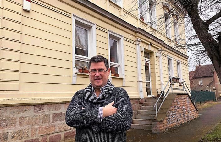 Matthias Läger vor dem ehemaligen Herrenhaus in Kreypau.