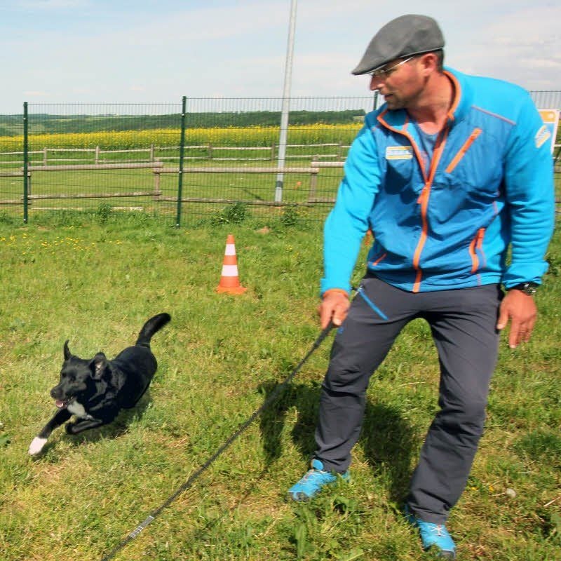 Hundetrainer Thomas Winkler mit „Socke“.