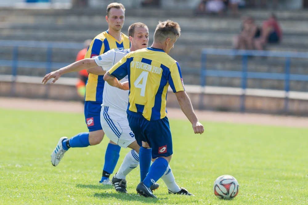 Ronny Hagge (Mitte), hier mit Eric Hädrich (r.) und Kevin Gänkler, war zum zwischenzeitlichen 2:1 für die RSK-Kicker erfolgreich.
