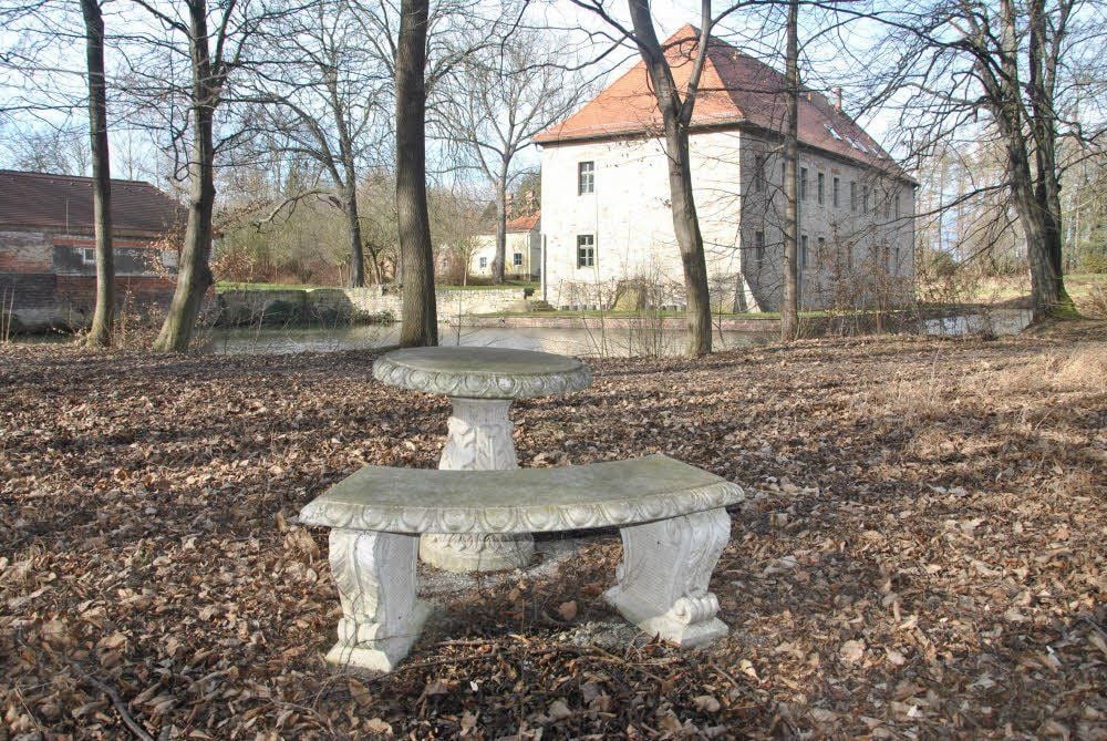 Das Wasserschloss Bonau, in dem sich Gellert 1757 bis 1758 aufhielt, mit der Gellert-Bank.