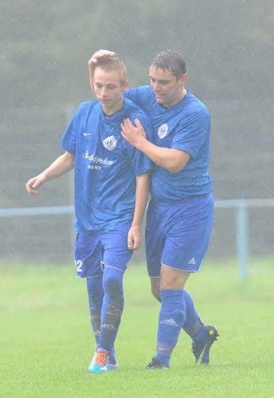 Christian Lehwald (l.) und Tom Schäffner freuen sich über ein Tor des RSK-Teams.