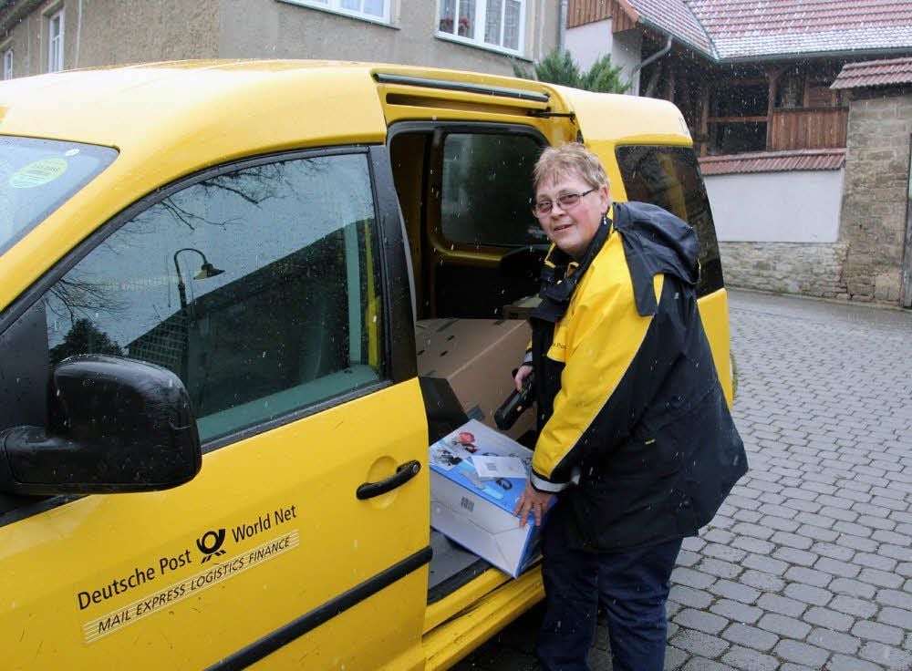 Bringt Post: Gabriele Becker aus Saaleck