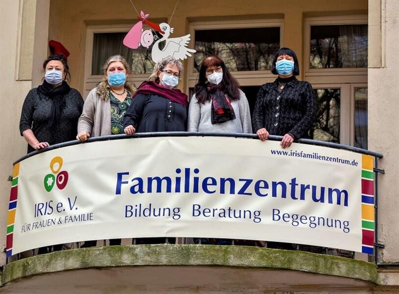 Der Storch gehört dazu: Das Iris-Regenbogenteam feiert in diesem Jahr das 30-jährige Bestehen des Familienzentrums. Von links: Claudia Wunderlich, Gerlinde Gailer, Elke Koch, Illrada Quasebarth und Edith Pfeiffer.