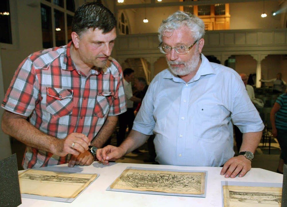 Berichten zu Funden im Naumburger Domstiftsarchiv: Joachim Säckl und Reinhard Schmitt (r.).