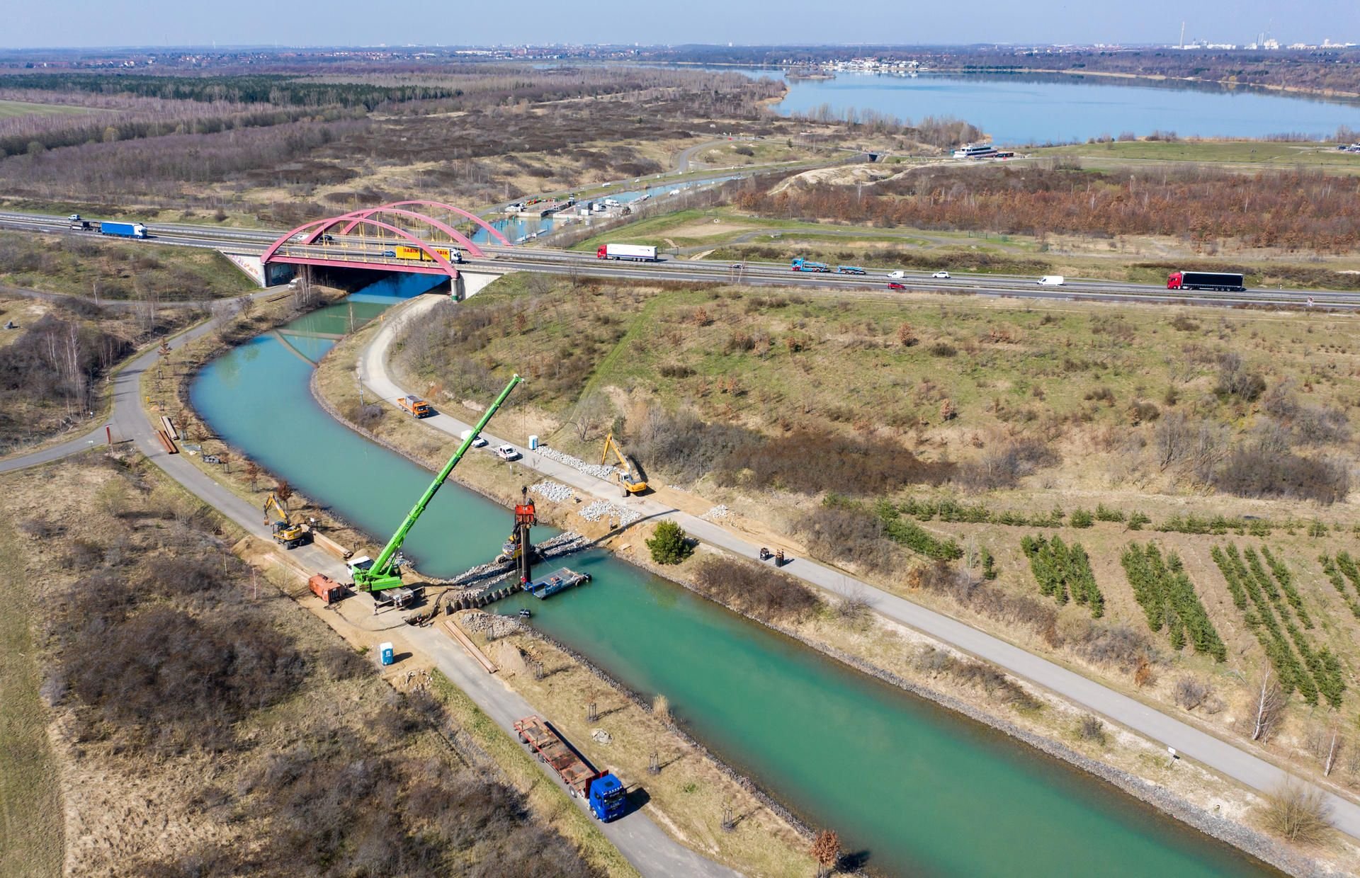 Mit einer Spundwand wird der Kanal zwischen dem Markkleeberger (hinten) und dem Störmthaler See gesperrt.