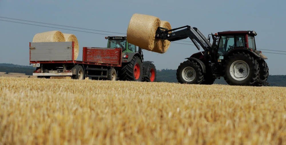 Die Ernte hat teils bereits begonnen. Von einem Wintergerstefeld der Agrar GmbH Hassenhausen wird Stroh in die Scheunen gebracht.