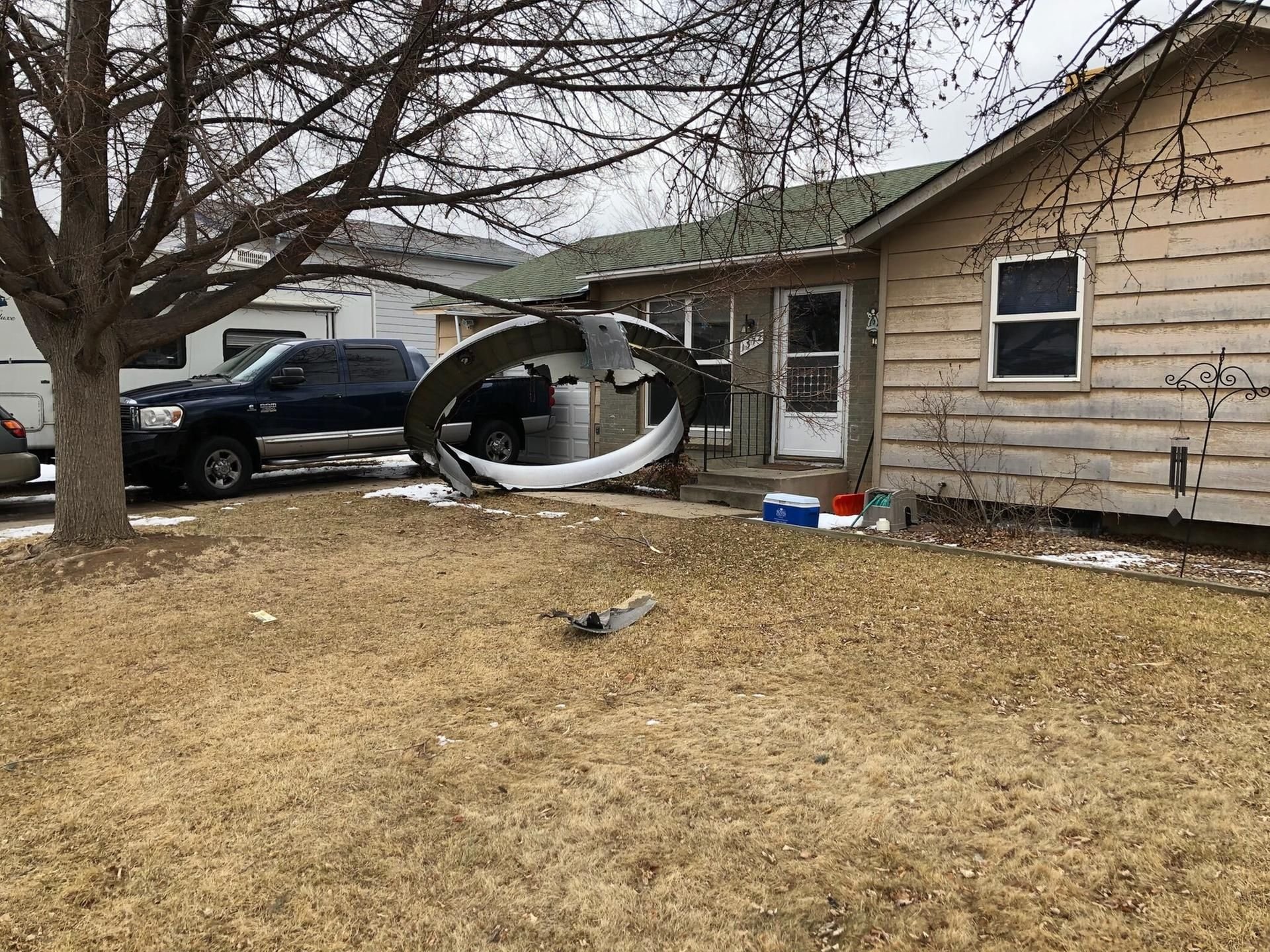 Das von der Polizei Broomfield über Twitter veröffentlichte Foto zeigt ein großes Bauteil eines Flugzeugtriebwerks in einem Vorgarten eines Hauses.
