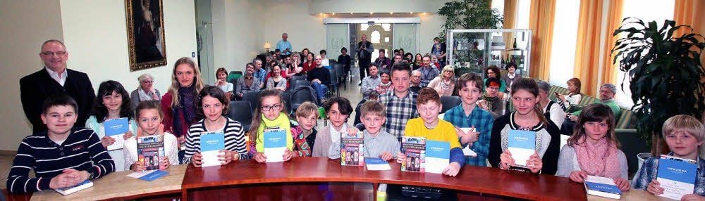 15 Mädchen und Jungen, die besten Vorleser aus Sachsen-Anhalt, mit Ausrichter Hans-Georg Fischer (hinten, links).