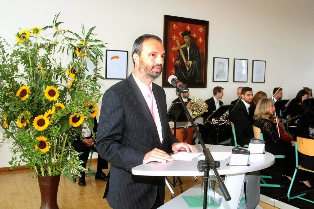 Zdenék Kuna, Kulturattaché der Tschechischen Republik in Deutschland, hält die Festrede.