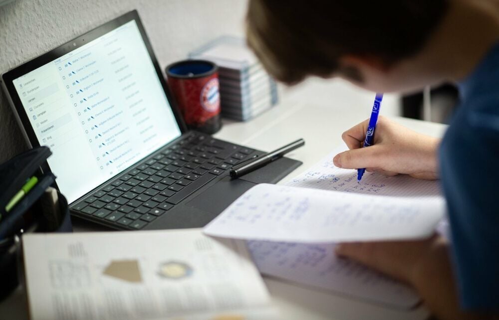 Seit Wochen lernen Schüler im Distanzunterricht allein zu Hause. Der direkte Austausch mit Lehrern und Klassenkameraden fehlt.