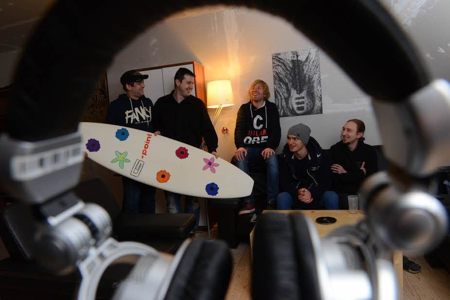 Kopfhörer sind Pflicht: „Nothing Rock“ probt auf dem Dachboden im Haus von Bassist Sebastian Adam (l.)
