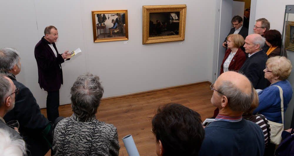 Zur Vernissage im Schlösschen Naumburg erklärt Wolfgang Lührs seinen Gästen Gemälde seiner Sammlung „Dänische Malerei 1830-1910“.