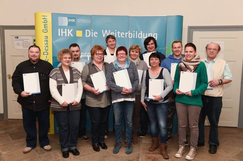 Nach 160-stündiger Ausbildung, die am 2. November begann, und zwei Praktika freuen sich die Alltagsbegleiter für Demenzkranke über ihre Zertifikate.