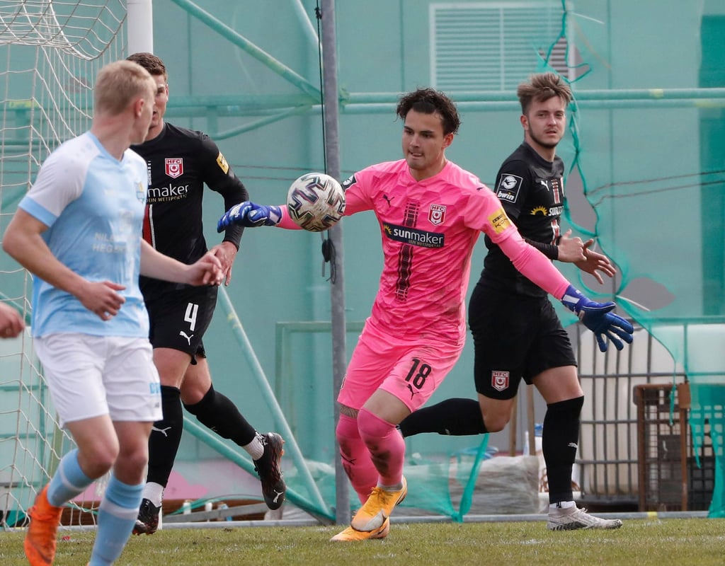 Tim Schreiber im HFC-Tor macht einen Abschlag im Testspiel gegen Chemnitz.