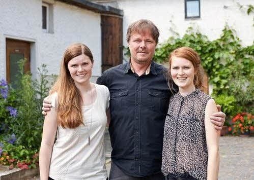 Frank Böhme mit seinen Töchtern Marika (links), der studierten Fachfrau in Sachen Wein, und der Medienspezialistin Toska.