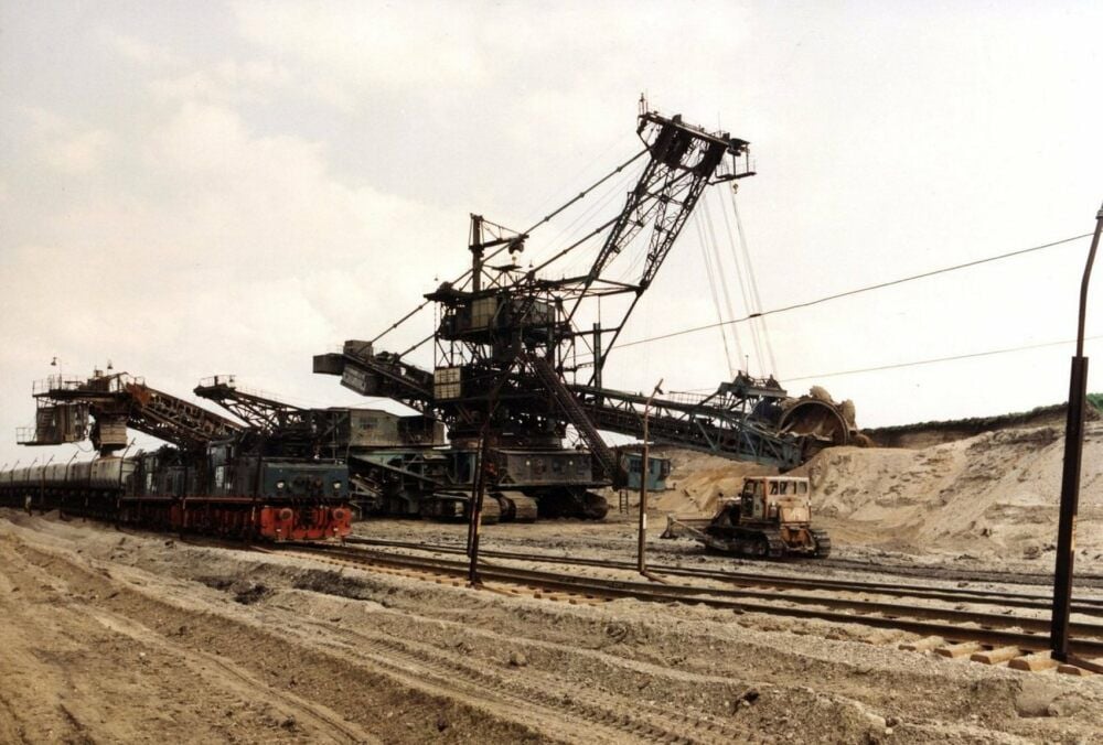 Ein Bagger im ehemaligen Goitsche-Tagebau - sein Erbe beschert dem Landkreis wohl Millionen.
