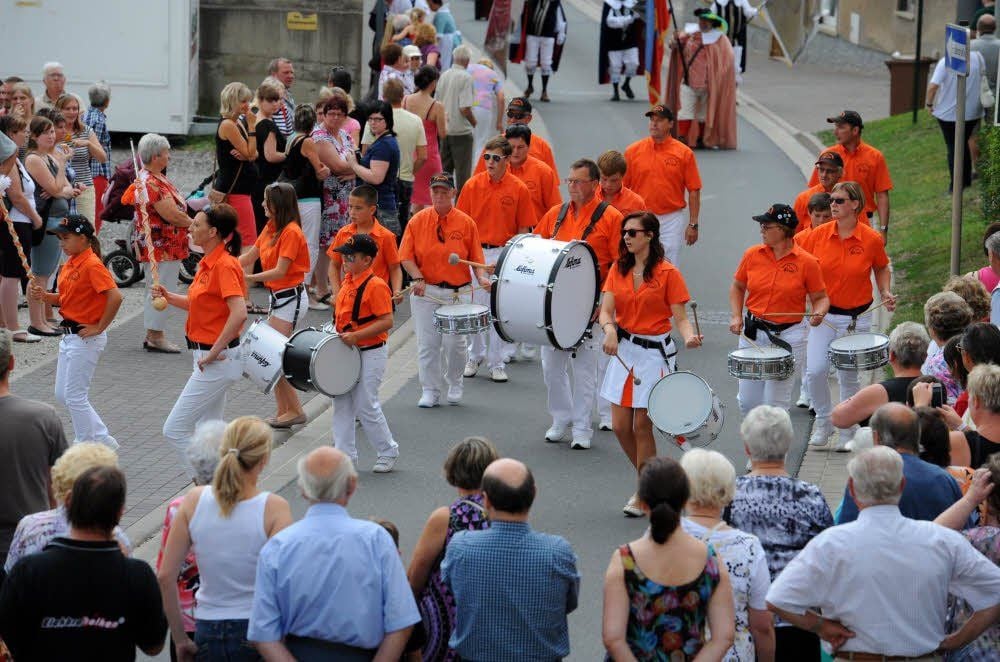 Den historischen Festumzug zum 725-jährigen Stadtjubiläum Eckartsbergas führt der Fanfarenzug Bad Kösen an.