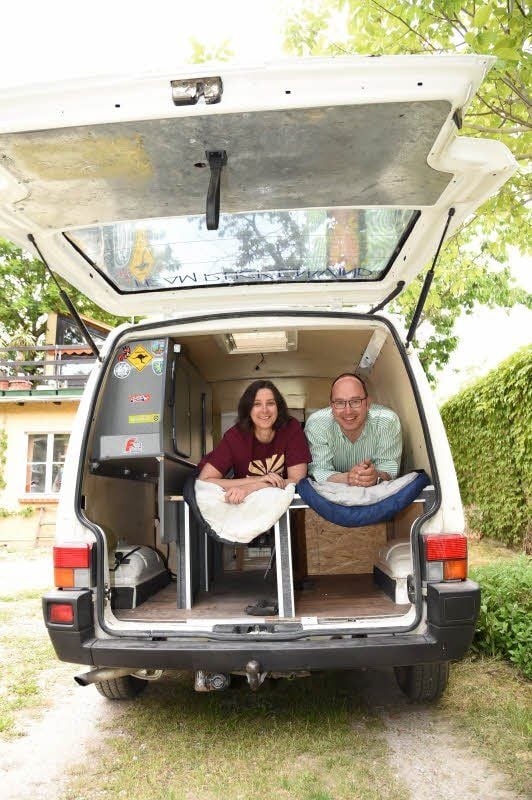 Mit einem ausgebauten VW-Bus, in dem sie auch schlafen wollen, nehmen die Naumburger Corinna Baehr und Jörg Zedler an einer Rallye rund um die Ostsee teil.