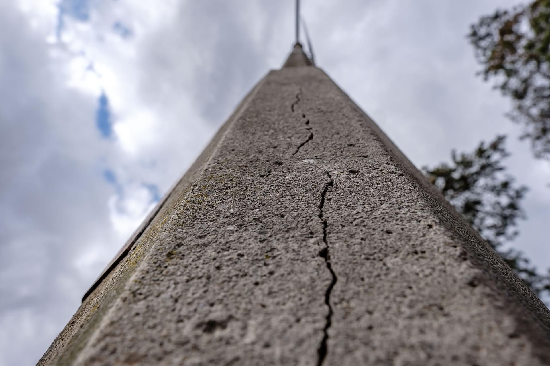 Es geht ein Riss durch Apollensdorf - dieser Mast dürfte zu den Ersatz-Kandidaten gehören.