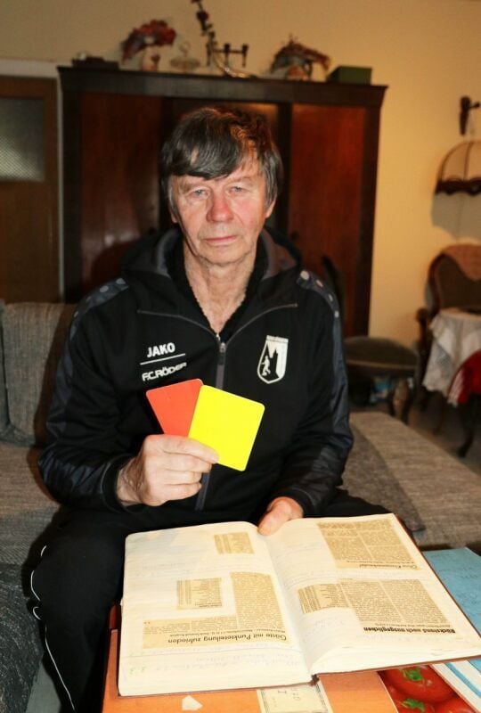 Der 71-jährige Bad Kösener Horst Zich mit Utensilien seiner Schiedsrichtertätigkeit sowie seiner persönlichen Fußball-Chronik.