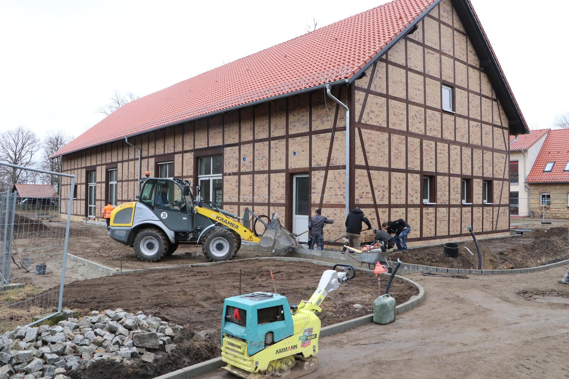 An den Außenanlagen der einstigen Scheune auf dem Diest-Hof in Seyda, die ab dem Frühjahr für die Tagesförderung genutzt werden soll, sind Mitarbeiter der Richter Naturstein Pflasterbau GmbH aus Schweinitz tätig.